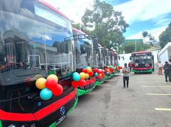 महानगर यातायात प्रालिले आजदेखि  काठमाडौँमा सञ्चालनमा ल्याएको विद्युतीय बस  । उक्त बसको शुभारम्भ भौतिक पूर्वाधार तथा यातायातमन्त्री देवेन्द्र दाहालले गर्नुभएको छ ।  १२  विद्युतीय बस चक्रपथभित्र सञ्चालन गरिने छ । तस्बिरः निर्मलराज शाही/रासस